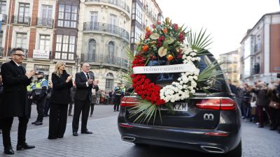El coche fúnebre llega con los restos mortales de Concha Velasco al Teatro Calderón de Valladolid (España). / Europa Press