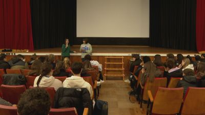 Alumnos del IES Domingo Miral de Jaca escuchan a una refugiada ucraniana