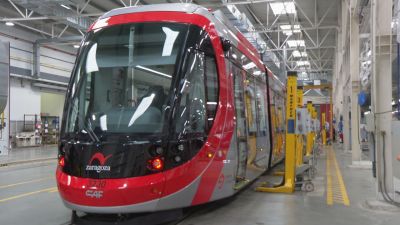 El nuevo tranvía en las cocheras de Zaragoza.