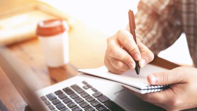 Los expertos apuestan por combinar la escritura a mano con la tecnología. / Canva