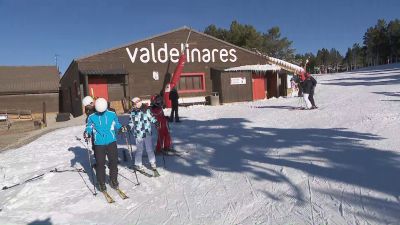 Esquiadores en el primer día de aperturas de pistas en Valdelinares (Teruel).