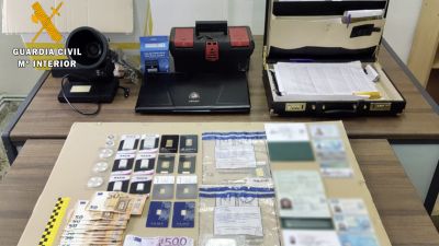 Droga, documentación y dinero incautado por la Guardia Civil.