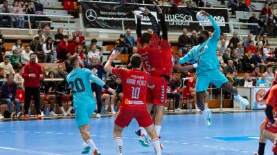 Bada Huesca defendiendo un balón ante el Barça. Foto: Twitter Barça Handball
