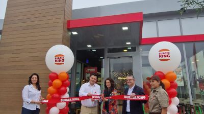 La alcaldesa, Emma Buj, ha estado en la inauguración oficial de Burger King esta mañana en Teruel. / Ayuntamiento de Teruel