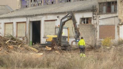 Primeras máquinas trabajando en el polígono de Las Harineras, en Huesca.
