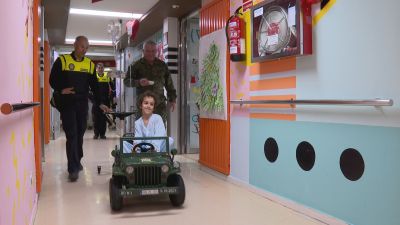 Los niños ingresados en el Clínico podrán ir hasta el quirófano a bordo de este 'jeep' de juguete.