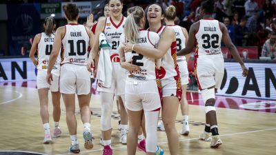 Las jugadoras de Casademont Zaragoza femenino se abrazan tras un triunfo.