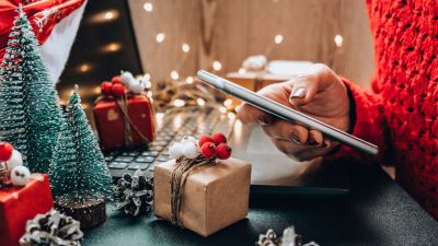 Regalos, comidas y celebración, y viajes son las partidas del presupuesto navideño a las que más se destina. / Canva