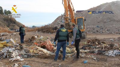 Varios agentes de la Guardia Civil en un vertedero.