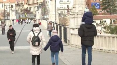Una familia pasea por Teruel