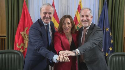 Jorge Azcón, Natalia Chueca y Jorge Más, este jueves en el Ayuntamiento de Zaragoza.