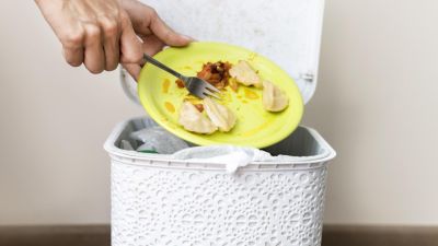 Tres de cada cuatro hogares tiran alimentos a la basura según el Ministerio de Agricultura.
