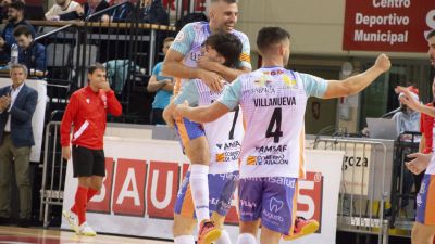 Los jugadores del Wanapix AD Sala 10 celebran uno de los goles del partido.