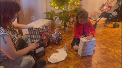 Los más peqpueños de la casa han abierto sus regalos al punto de la mañana.