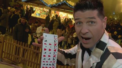 Ismael Civiac, director artístico de Zaracadabra, juega con sus cartas.