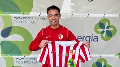 Pablo Gallego posa con la camiseta de la UD Barbastro.