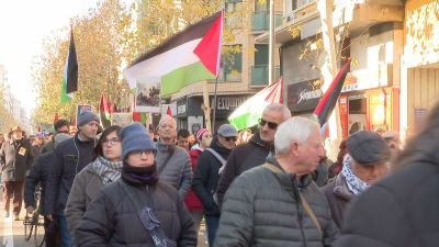 Vecinos de Zaragoza se manifiestan por la paz en el conflicto entre Israel y Palestina.
