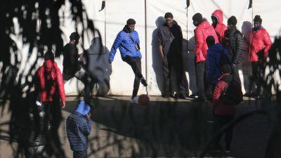 Un grupo de jóvenes africanos llegados a Canarias en cayuco juega con una pelota en el centro de acogida para extranjeros de Las Raíces, en La Laguna (Tenerife)./ EFE