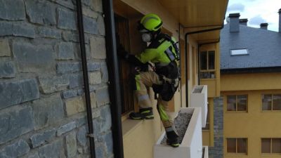 Los bomberos han accedido a la vivienda a través de una ventana desde un domicilio contiguo. / DPH