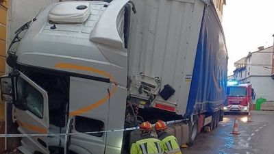 El conductor del vehículo ha sido atendido por los servicios sanitarios y trasladado en ambulancia a un centro hospitalario. / Diputación de Teruel