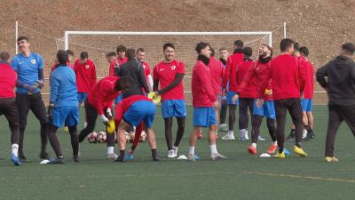 Jugadores del Barbastro durante un entrenamiento.