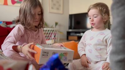 Vera e Irati abriendo sus regalos.