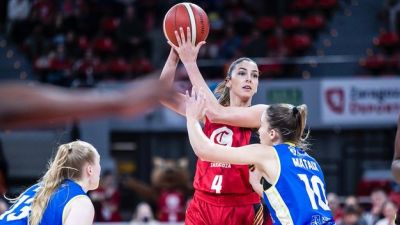 Mariona Ortiz maneja el balón en un lance del encuentro de la primera vuelta.