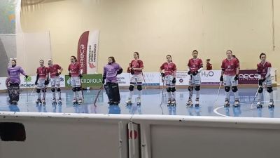 Las jugadoras del Club Patín Esneca Fraga celebran su victoria de este domingo.