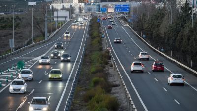 Los conductores han sufrido retenciones en varios puntos de acceso a la capital aragonesa y en Sabiñánigo. / Europa Press