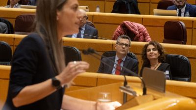 El ministro de la Presidencia, Félix Bolaños y la vicepresidenta primera y ministra de Hacienda, María Jesús Montero, mientras interviene la portavoz de Junts en el Congreso, Miriam Nogueras, en el pleno de votación de los decretos. / Europa Press