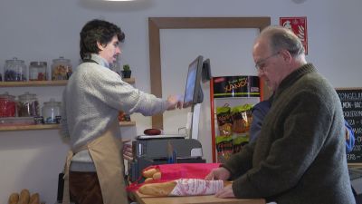 Ignacio regenta la tienda de Arándiga desde hace un año.