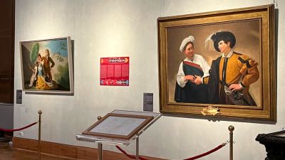 La obra 'El Parasol' de Goya y 'La Buenaventura' de Caravaggio, expuestas juntas en los Museos capitolinos de Roma (Italia)./ EFE