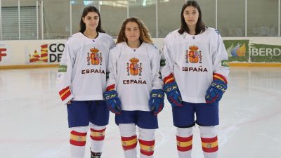 Paula Marina, Nerea Giménez y Julia Herrero, jugadoras del CH Jaca.