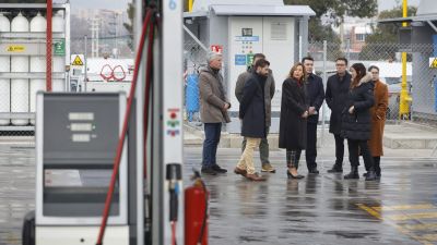 Natalia Chueca y Tatiana Gaudes han visitado este lunes las instalaciones de la contrata FCC Medio Ambiente. / Ayto. Zaragoza