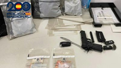 Arma y pertenencias de los detenidos por el intento de robo. / Polícia Nacional