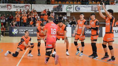 Los jugadores del Pamesa Teruel Voleibol durante el encuentro de ida.