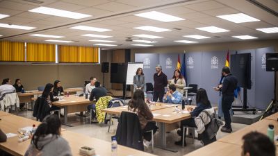 La ministra de Sanidad da ánimos a los que se han presentado a las FSE en el ministerio