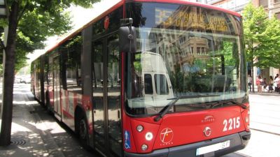 Autobús de la línea 35, una de las que experimentarán mejoras a partir del lunes. / Archivo