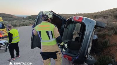Una persona es rescatada tras un aparatoso accidente de coche