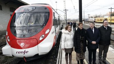 La presidenta de Navarra junto al secretario de Estado de Transportes y Movilidad Sostenible y el presidente de Renfe, junto al nuevo modelo de tren que cubrirá la linea entre Zaragoza y Pamplona. / EFE. Jesús Diges