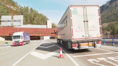 Varios camiones circulando este sábado por el túnel de Somport (Huesca).