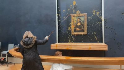 Dos activistas climáticas han lanzado sopa de color naranja sobre 'La Gioconda'.