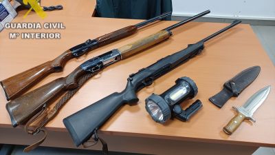 Diversas armas blancas y de fuego intervenidas. / Guardia Civil.