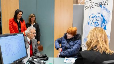 La concejal delegada del Mayor, Paloma Espinosa, y la consejera municipal de Políticas Sociales, Marian Orós, han acompañado a los primeros usuarios del servicio. / Europa Press