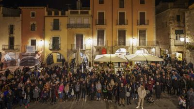 Vecinos de Torroella de Montgrí guardan un minuto de silencio por el asesinato de Fátima
