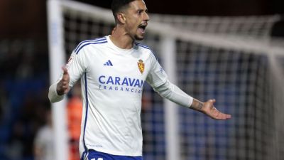 Maikel Mesa, durante un duelo con el Real Zaragoza.