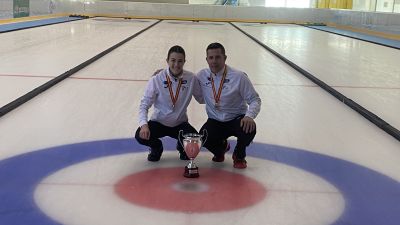 Nerea Torralba y José Manuel Sangüesa posan con el subcampeonato nacional de dobles mixtos.