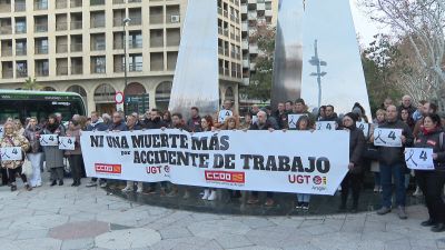 Los sindicatos han vuelto a concentrarse esta mañana en Zaragoza para protestar por la alta tasa de siniestralidad laboral.