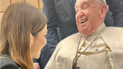 Paula Ortiz junto al papa Francisco.