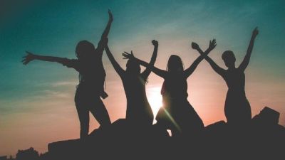 La mayoría de los solteros que viajan en grupo tienen más de 40 años. / Canva